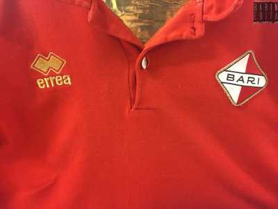 Un disegno che � rimasto immutato sino al 2014, con una sola eccezione: quando nel 2008 in occasione del centenario del Bari  il galletto fu temporaneamente rimpiazzato da uno stemma retr� di forma romboidale, con i colori comunali e la scritta �Bari�